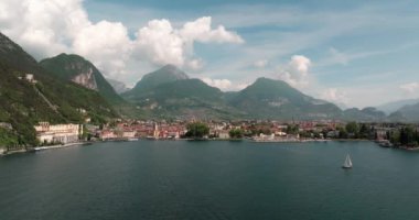 Riva del Garda 'nın Hava Panorama' sı: İtalyan Dolomitlerinin Doğal Kayalıkları Arasındaki Göllerin Kıyısındaki Güzel Şehir. Yüksek kalite 4k görüntü