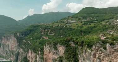 Yukarıdan Garda Gölü - Rocky Sahilleri ve Dağları ile Güzel Doğa Manzarası, Avrupa 'da Turizm ve Dinlenme için idealdir. Yüksek kalite 4k görüntü