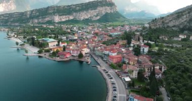 İtalya 'da Riva del Garda' nın göl kıyısındaki şehir manzarası. Dağların ve Alplerdeki kayaların arasında bir turist kasabası. Yüksek kalite 4k görüntü