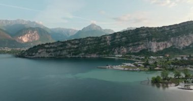 Riva del Garda 'nın Manzaralı Hava Görüntüleri: İtalya' nın Dolomite Alplerindeki Güzel Dağ Dağları ve Kayalıkları ile Garda Gölü üzerindeki Picturesque City. Yüksek kalite 4k görüntü