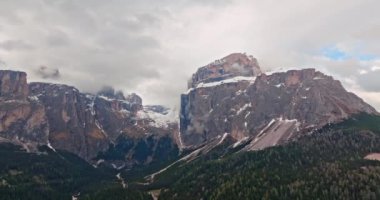 Dolomit Alpleri 'ni keşfedin: Güzel Çam Ormanları' nın ve Karlı Dağ Dağları 'nın İtalyan Doğa Manzarası' ndaki Hava Görüntüleri. Yüksek kalite 4k görüntü