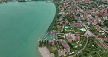 Garda Gölü Peschiera del Garda Havacılık Manzarası - Havuzu olan güzel rıhtım evleri, Turizm Şehri, Alpler Seyahati. Yüksek kalite 4k görüntü