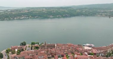 Yukarıdan Salo 'yu keşfetmek, Dolomite Alpleri' ndeki Garda Gölü 'ndeki Eski Mimari ve Güzel Sahil' in Büyüleyici Hava Manzarası. Yüksek kalite 4k görüntü