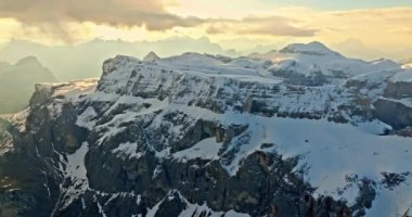 İtalya 'daki Piz Boe dağının tepesinin havadan görüntüsü. Güzel doğa, karlı dağ sıraları, Dolomite Alplerinde turist yürüyüşleri. Yüksek kalite 4k görüntü