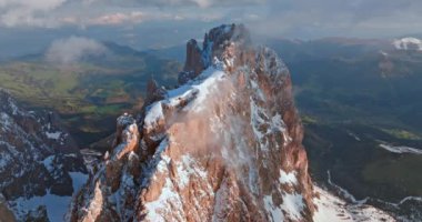 İtalya 'nın Dolomite Alplerinde Karlı Zirvesi' nin Havadan Görüş Alanı ile Langkofel Dağı 'nın Majesteleri' ni tecrübe edin. Yüksek kalite 4k görüntü