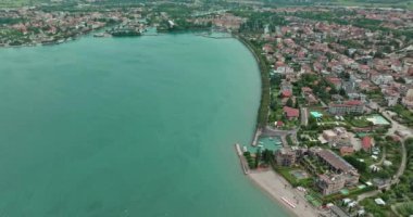 Hava manzaralı Garda Gölü Peschiera del Garda İtalya. Güzel bir şehir ve doğal manzarası olan göl kıyısında bir turist kasabası. Yüksek kalite 4k görüntü