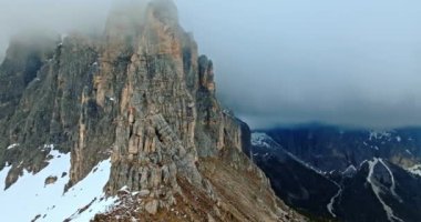 İtalya 'daki Dolomite Alpleri' nin doğa manzarası. Kayalık dağ tepeleri, karlı dağ tepeleri. Yüksek kalite 4k görüntü