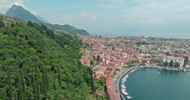 İtalya 'daki Garda Gölü üzerindeki Toscolano Maderno şehrinin havadan görünüşü. Dolomite Alpleri 'ndeki bir tatil köyünün mimarisi. Güzel bir seti, evleri ve tarihi caddeleri var. Yüksek kalite 4k görüntü