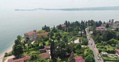 Toscolano Maderno 'nun Kuşbakışı Manzarası: Garda Gölü' ndeki güzel Kentsel Peyzaj ve Mimarlık. Yüksek kalite 4k görüntü