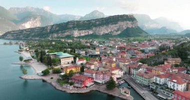 Hava manzaralı Riva del Garda İtalya. Dağların eteklerindeki sokaklar evler, turistik yerler. Yüksek kalite 4k görüntü