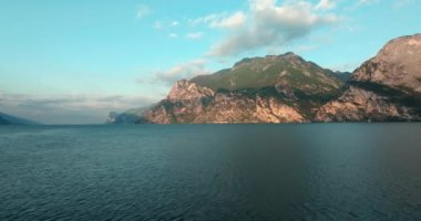 Dolomitlerdeki Garda Gölü 'nün Hava Panoraması: Majestic Mountain Peaks ve Serene Lakeside Scenery. Yüksek kalite 4k görüntü