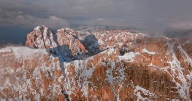 Dolomite Alpleri 'ndeki Langkofels Dağı Karlı Tepesi' nin nefes kesici hava görüntüsü: Şaşırtıcı Doğal Manzaraları Keşfedin. Yüksek kalite 4k görüntü