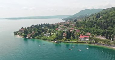 Toscolano Maderno 'nun Nefes Kesen Hava Turu: Garda Gölü' ndeki Tarihi Mimariyi ve Güzel Embayı Keşfedin. Yüksek kalite 4k görüntü