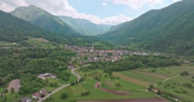 Seren del Grappa İtalya hava manzaralı. Dolomite Alpleri 'nin eteklerindeki tarihi evlerin kentsel manzarası. Yüksek kalite 4k görüntü