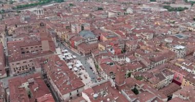 İtalya 'nın Verona şehrinin tarihi merkezinin havadan görünüşü. Eski evlerin ve sokakların mimarisi, katedraller, turist meydanları, hafta sonu gezileri. Yüksek kalite 4k görüntü