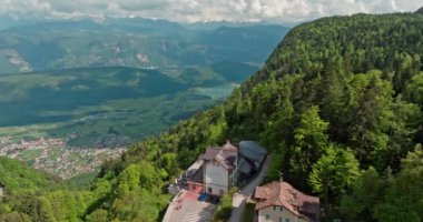 Mendola İtalya şehir manzarası. Dolomite Alpleri 'nin manzarasında dağ yamaçlarında evleri ve caddeleri olan bir dağ köyü. Yüksek kalite 4k görüntü