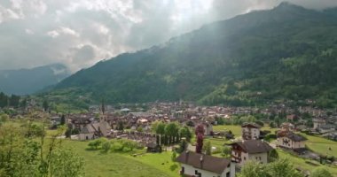 Primiero San Martino di Castrozza Havacılık Görünümü Dolomitlerin Kalbindeki Alp Köyü, İtalya. Yüksek kalite 4k görüntü