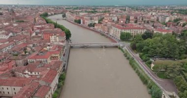 İtalya 'nın Adige nehrinin her iki kıyısındaki Verona kentinin havadan manzarası. Turizm şehrinin tarihi merkezinde nehir boyunca güzel köprüler, eski binaların mimarisi.