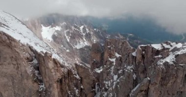 Rosengarten Grubu İtalya 'nın havadan görüntüsü. Dolomite Alpleri 'nde karla kaplı kayalık bir dağın inanılmaz doğa manzarası. Yüksek kalite 4k görüntü