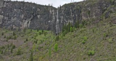İtalya 'daki Dolomite Alpleri' nde bir şelalenin havadan görünüşü. Turist doğasının inanılmaz güzel bir manzarasında kayalık bir kanyondan akan bir dağ nehri. Yüksek kalite 4k görüntü