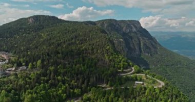 Mendola İtalya şehir manzarası. Dolomite Alplerinde yokuş yukarı giden yılan yolu olan Alp köyü. Yüksek kalite 4k görüntü
