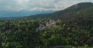 Mendola İtalya şehir manzarası. Alp Dolomite Dağları 'nın güzel manzarasında dağların yamaçlarındaki ormanlarda evleri olan bir dağ köyü. Yüksek kalite 4k görüntü