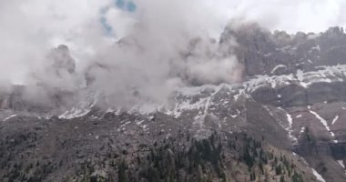 Rosengarten Grubu İtalya 'nın havadan görüntüsü. Dolomite Alpleri 'nin doğal manzarasındaki dağ zirvelerinin kayaları ve yamaçları. Yüksek kalite 4k görüntü