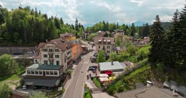 Mendola İtalya şehir manzarası. Dolomite Alpleri 'ndeki bir ormandaki dağ yamacında bir dağ köyünün güzel evleri. Yüksek kalite 4k görüntü