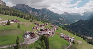 Rosengarten Grubu İtalya 'nın havadan görüntüsü. Dolomite Alpleri 'nde kayalık dağların tepeleri ve tepeleri olan güzel bir dağ köyü. Yüksek kalite 4k görüntü