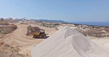 Kıbrıs dağlarındaki taş ocağının havadan görünüşü. Büyük arabaların endüstriyel üretimi. Yüksek kalite 4k görüntü