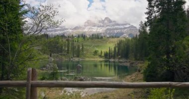 Güzel Carezza Gölü muhteşem Dolomite Alpleri 'nin arasına yerleşmiş, İtalya' da güzel bir manzara yaratıyor.