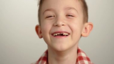 Kayıp Diş Sağlığı, Mutluluk ve Diş Sağlığını Vurgulayan Kayıp Bebek Dişlerinden Genç Çocuklar Portresi. Yüksek kalite 4k görüntü