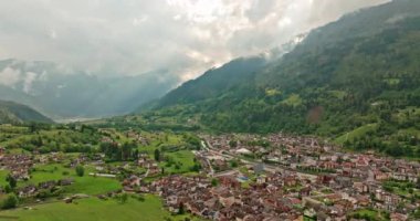 Hava manzaralı Primiero San Martino di Castrozza İtalya. Dolomite Alpleri 'nin dağlarındaki güzel şehir manzarası. Yüksek kalite 4k görüntü