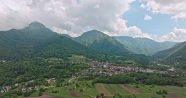 Seren del Grappa 'nın hava manzarası, İtalya Sersemletici Dağ Yolu ve Dolomite Alplerindeki Manzarası. Yüksek kalite 4k görüntü