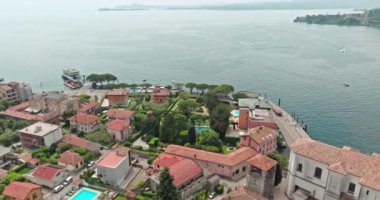 Toscolano Maderno 'nun havadan görünüşü: İtalya' nın Dolomite Alpleri 'ndeki Garda Gölü' ndeki Picturesque Resort Town 'un büyüleyici manzarası. Yüksek kalite 4k görüntü