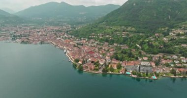 İtalya 'daki Garda Gölü' ndeki Salo şehrinin havadan görünüşü. Dolomite Alplerinde bir gölün kıyısındaki misyon mimarisi, dağ sıralarının eteklerindeki eski mimari. 
