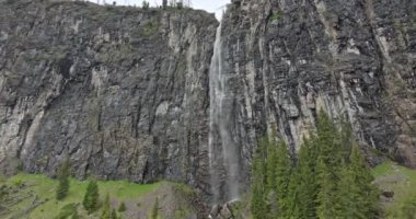 Dolomite Alplerindeki Şelale 'nin BirdEye Manzarası, İtalya Resimli Dağ Nehri ve Turistik Tesis. Yüksek kalite 4k görüntü