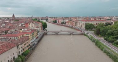 İtalya 'daki Adige Nehri Tarihi Köprüleri, Eski Binalar ve Güzel Mimari boyunca Verona Şehir Manzarası. Yüksek kalite 4k görüntü