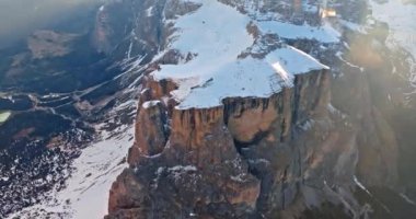 Dolomite Alplerindeki Majestic Piz Boe Zirvesi 'ni deneyin, İtalya: Hava Görüntüleri Rocky Karlı Dağları ve Bahar Sahnesi. Yüksek kalite 4k görüntü