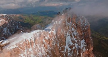 İtalya 'daki kar kaplı Langkofel Dağı' nın havadan görünüşlü Dolomite Alpleri 'nin İnanılmaz Doğal Güzelliği' ni keşfedin. Yüksek kalite 4k görüntü