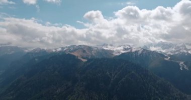 Rosengarten Grubu 'nun Hava Perspektifi, İtalya Dramatik Kayalık Dağ Manzarası Dolomit Alplerinde Kar ve Bulutlar. Yüksek kalite 4k görüntü