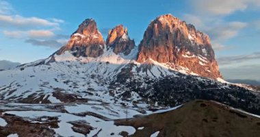 Langkofel, İtalya 'nın Güney Tyrol bölgesindeki Langkofel Grubu' nun en yüksek zirvesi. Alp havası manzaraları.