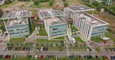 İtalya 'daki Modern Elektronik Fabrikasının Havadan Görünümü Sınır Teknolojisini ve İşçi Konut Kompleksini Kesiyor. Yüksek kalite 4k görüntü