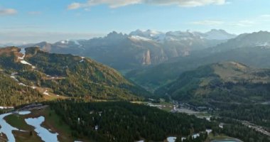 İtalya 'daki Dolomite Alpleri' nin doğa manzarası. Karla kaplı dağ tepeleri ve çam ormanlarıyla kaplı dağ sıraları. Yüksek kalite 4k görüntü