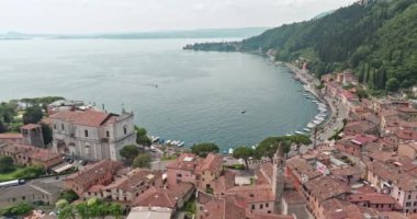 Garda Gölü 'ndeki tarihi Toscolano Maderno: Dolomite Alplerindeki Picturesque City' nin havadan görünüşü. Yüksek kalite 4k görüntü