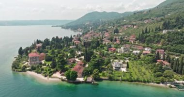 Gökten gelen Toscolano Maderno 'nun Güzelliği: Dolomite Alpleri' ndeki Garda Gölü 'ndeki tarihi bir tatil köyünün havadan manzarası. Yüksek kalite 4k görüntü