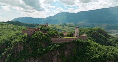 Sigmundskron Şatosu 'nun Hava Turu ve İtalya' nın Bozen kentindeki Messner Dağı Müzesi Antik Dağ Kalesinin Tarihi Büyüsü ve Alp Güzelliğini Tecrübe Eder. Yüksek kalite 4k görüntü