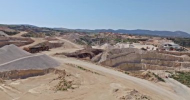 Kıbrıs Dağları 'ndaki Taş Madeninin Hava Perspektifi Büyük Araçlarla Endüstriyel Operasyon. Yüksek kalite 4k görüntü