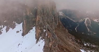 İtalya 'daki Piz Boe dağının tepesinin havadan görüntüsü. Bahar havası, dağ sıralarının zirveleri bulutlar, Dolomite Alpleri 'nin doğası. Yüksek kalite 4k görüntü