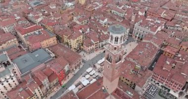 İtalya 'daki Verona Katedrali' nin havadan görünüşü. Turist kasabasının merkezindeki tarihi mimari. Yüksek kalite 4k görüntü